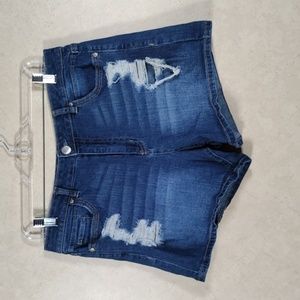 02575 Almost Famous distressed stretch denim shorts 13